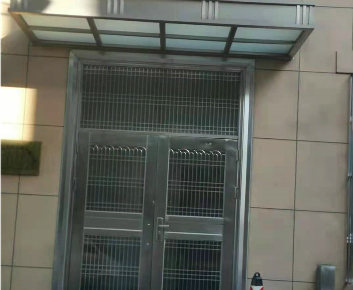 白鋼門